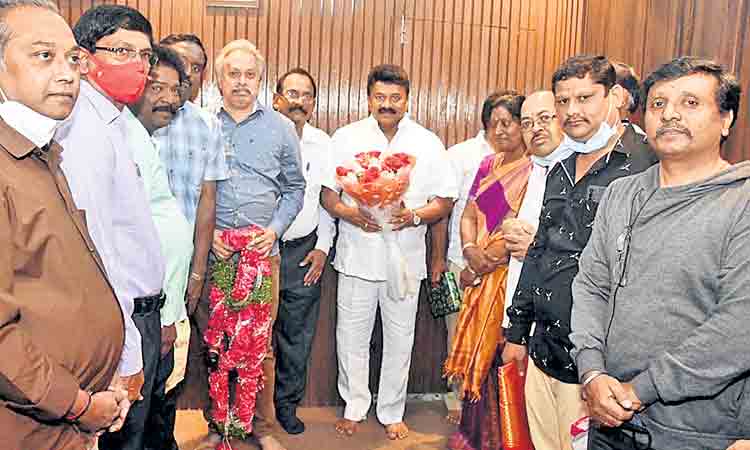 సమస్యలు పరిష్కరిస్తాం