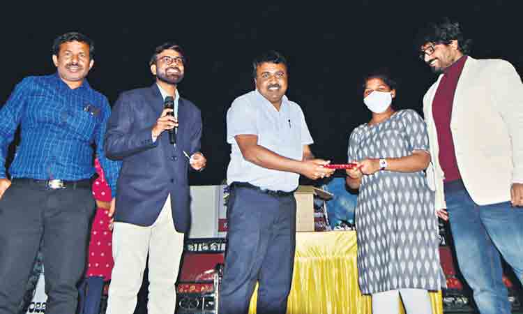 ఉత్తమ కాలేజీతోనే ఉన్నత ఉద్యోగం