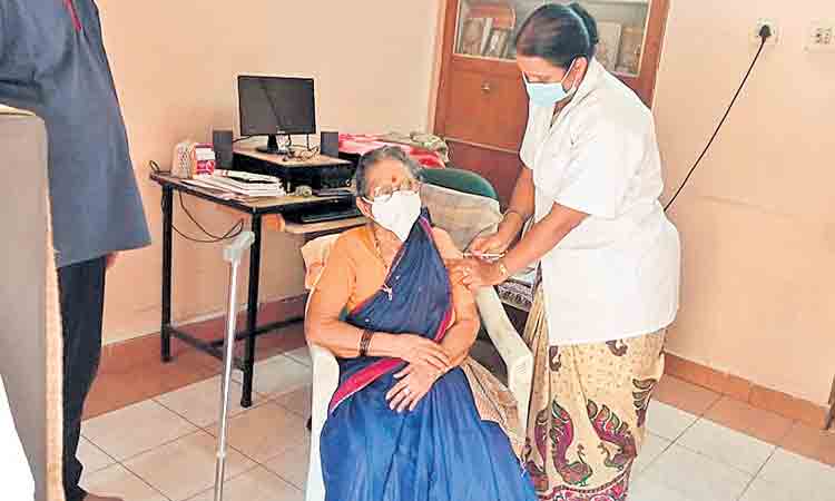 సీనియర్‌ సిటిజన్లకు ‘బూస్టర్‌’ వ్యాక్సిన్‌