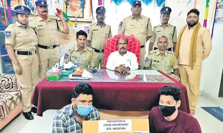 ఈవెంట్లు చేసేవాడు.. మత్తుకు అలవాటయ్యాడు..