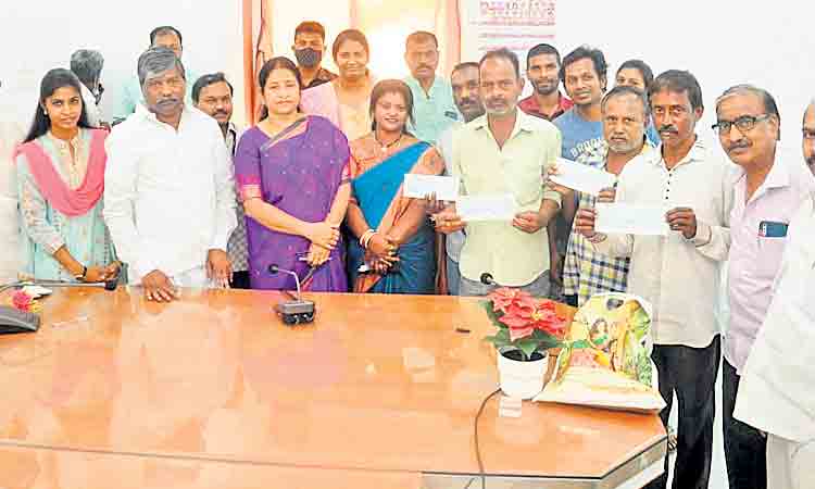 రోడ్డు విస్తరణ బాధితులకు చెక్కులు పంపిణీ