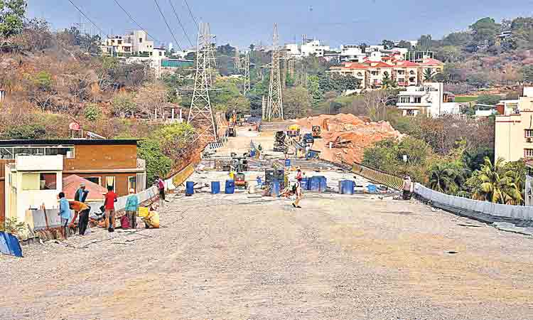 ఎగుడు-దిగుడు తప్పిస్తూ.. స్టీల్‌ బ్రిడ్జి నిర్మాణం