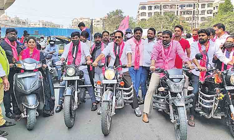 తెలంగాణ ప్రజలకు ప్రధాని క్షమాపణ చెప్పాలి