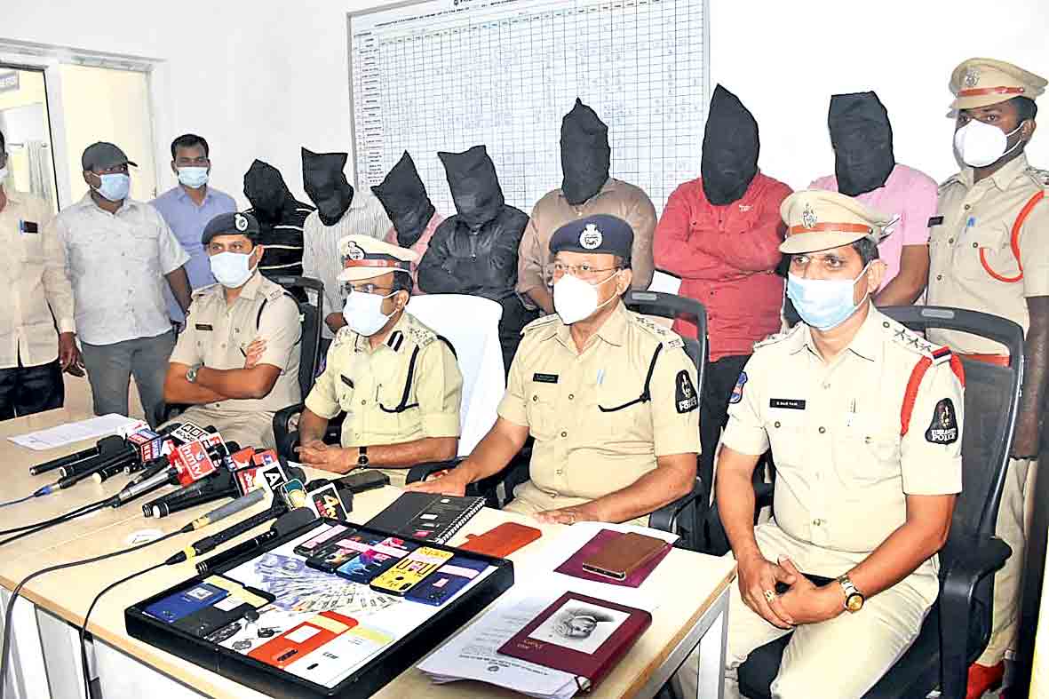 కాపుకాసి.. కనికట్టు చేసి..