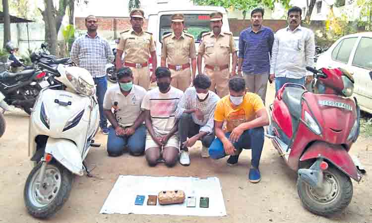 గంజాయి విక్రయిస్తున్న నలుగురి అరెస్టు