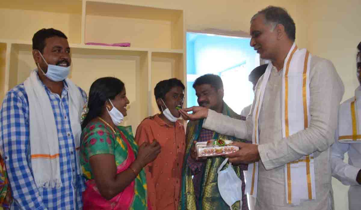 చింతమడకలో సామూహిక గృహ ప్రవేశాలు.. 164 ఇండ్లు లబ్దిదారులకు అందజేత