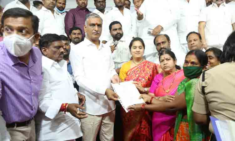 ఇక్రిశాట్ ఫెన్సింగ్ కాల‌నీ వాసుల‌కు ఇండ్ల ప‌ట్టాలు