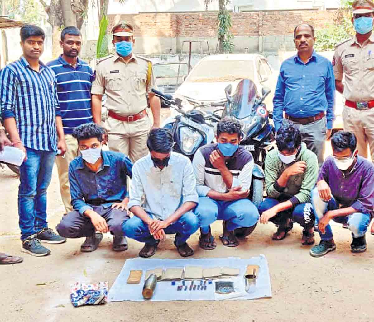 విశాఖ నుంచి హషీష్‌ ఆయిల్‌ దొంగరవాణా