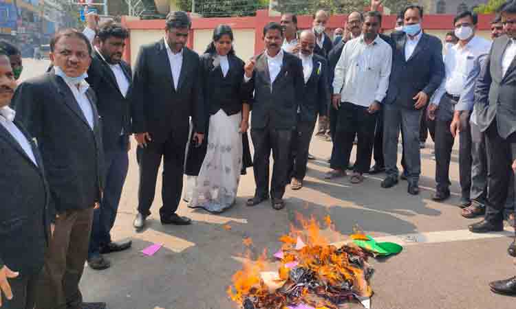 న్యాయ‌వాదుల నిర‌స‌న‌.. హైకోర్టు ఎదుట మోదీ దిష్టిబొమ్మ ద‌హ‌నం