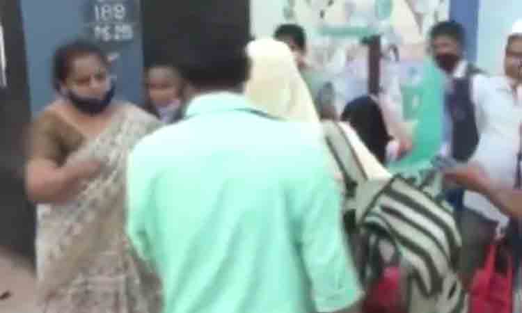 స్కూళ్ల‌లోకి హిజాబ్ తొల‌గించిన విద్యార్థినుల‌కే అనుమ‌తి.. వీడియో