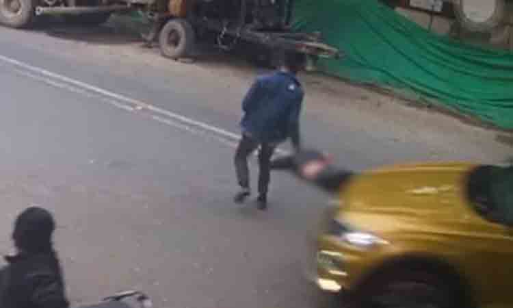 వ్యక్తిని ఢీకొట్టిన కారు… బానెట్‌పై వేలాడుతున్నా ఆగని వాహనం