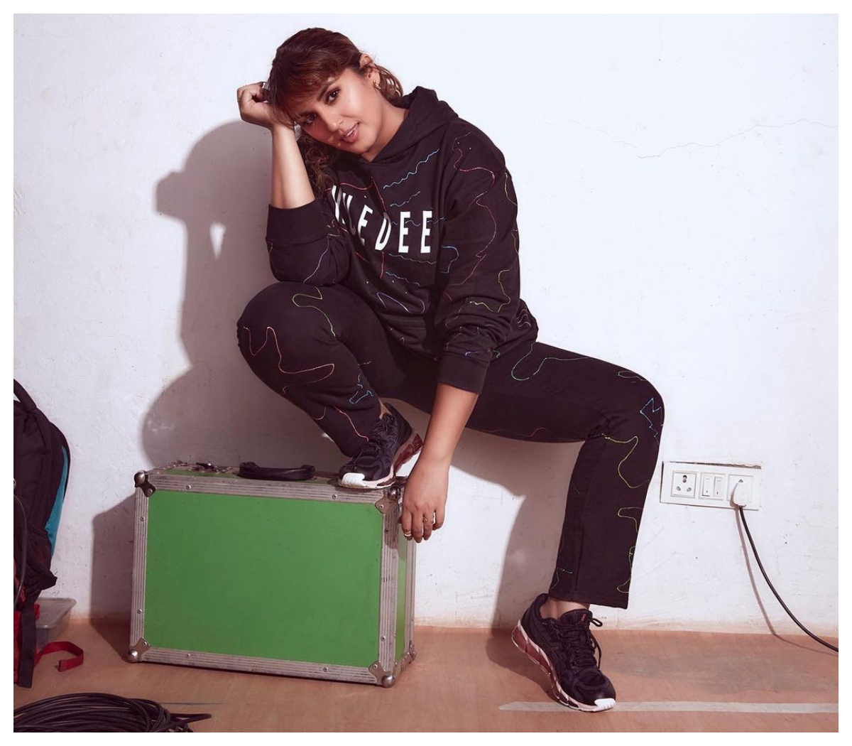 Huma Qureshi |  బ్లాక్ కలర్ డ్రెస్‌లో నెటిజన్లను ఆకట్టుకుంటున్న హుమా ఖురేషి ఫొటోలు..