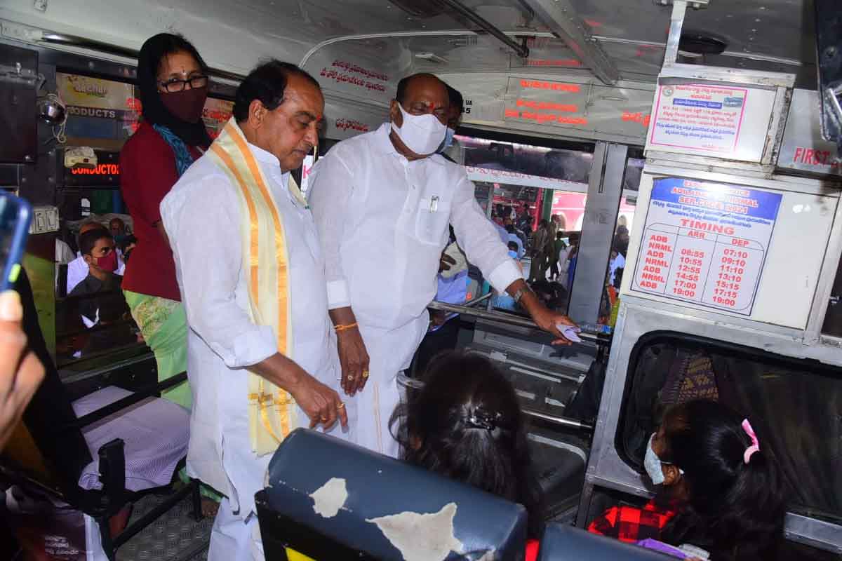 నిర్మల్‌ బస్టాండ్‌ను పరిశీలించిన మంత్రి ఐకే రెడ్డి, ఆర్టీసీ చైర్మన్‌ బాజిరెడ్డి