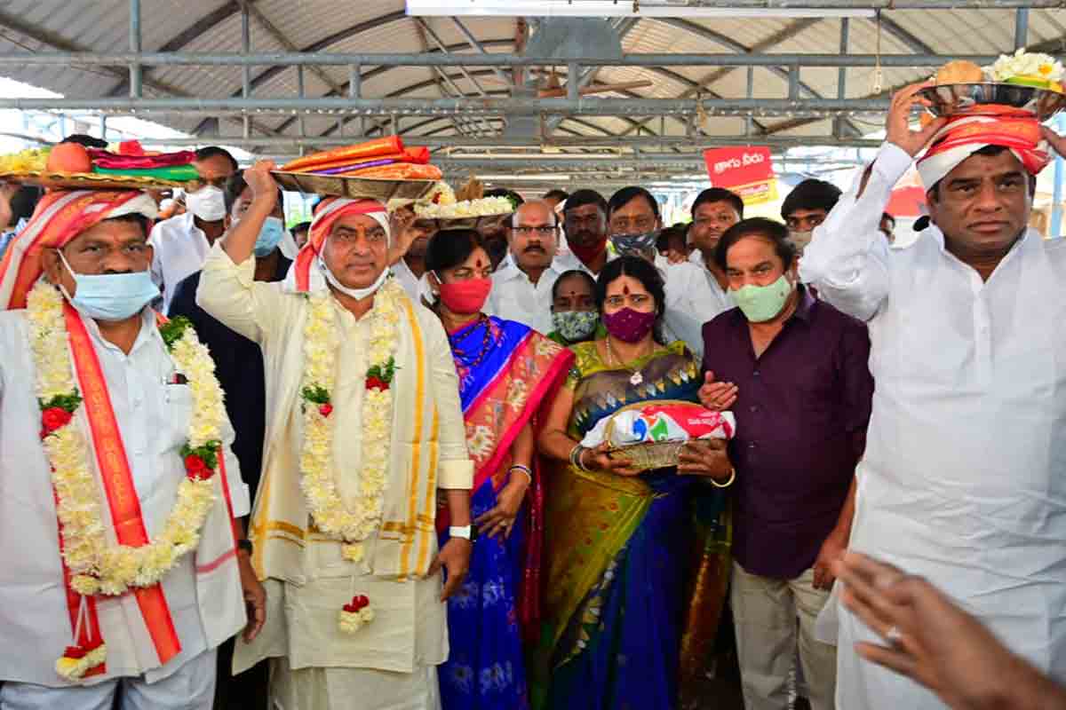 జ్ఞాన సరస్వతి అమ్మవారికి పట్టు వస్త్రాలు సమర్పించిన మంత్రి ఇంద్రకరణ్ రెడ్డి