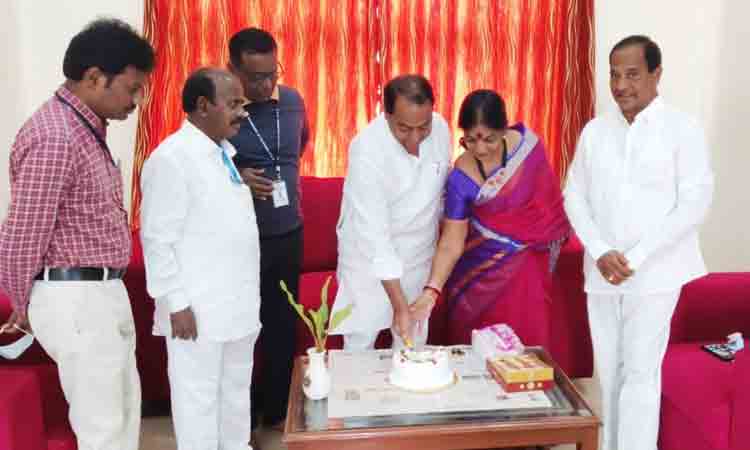 CM KCR Birthday | కేక్ క‌ట్ చేసిన‌ మంత్రి ఇంద్ర‌క‌ర‌ణ్ రెడ్డి