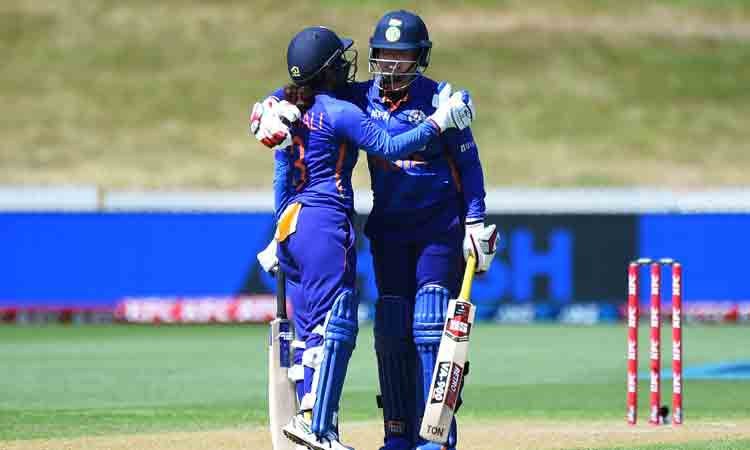 రిచా, మిథాలీ పోరాడినా..