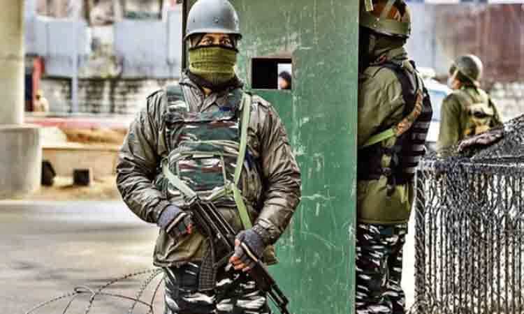 ఉగ్రవాదుల దాడిలో ఒక పోలీస్‌ మృతి… ముగ్గురికి గాయాలు