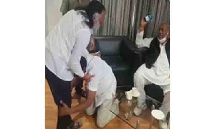 కాంగ్రెస్‌ను వీడొద్దు.. జ‌గ్గారెడ్డి కాళ్లు ప‌ట్టుకున్న బొల్లి కిష‌న్