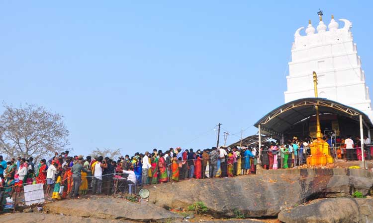 కొడిమ్యాల లక్ష్మీ నరసింహుని క్షేత్రానికి పోటెత్తిన భక్తులు
