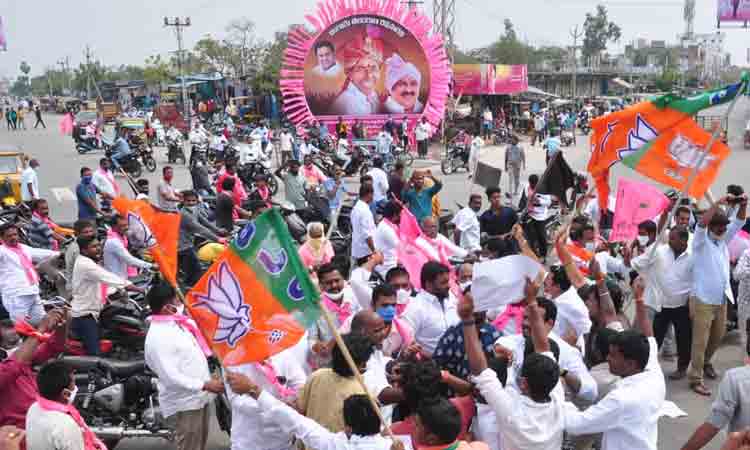 జనగామ చౌరస్తాలో బీజేపీ అరాచకం.. టీఆర్ఎస్ నాయ‌కుల‌పై దాడి