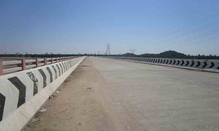 వెతలు తీర్చిన వారధి