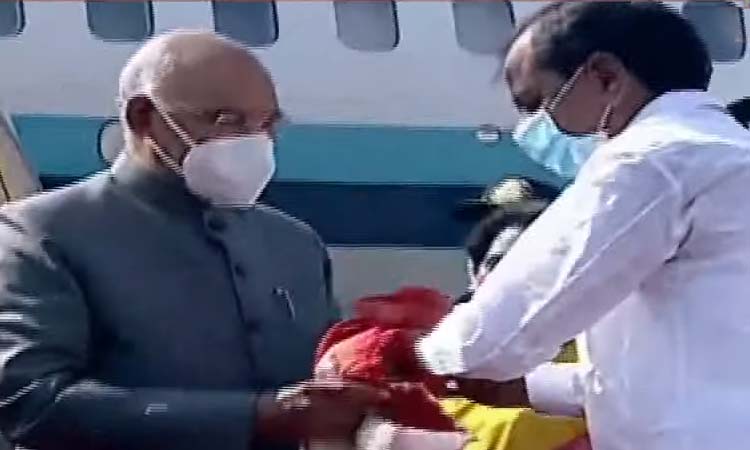 రాష్ట్రపతికి స్వాగతం పలికిన గవర్నర్‌ తమిళిసై, సీఎం కేసీఆర్‌