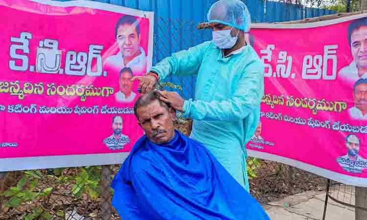 సీఎం కేసీఆర్ బ‌ర్త్‌డే సంద‌ర్భంగా క‌టింగ్‌, షేవింగ్ ఫ్రీ..ఎక్క‌డంటే?