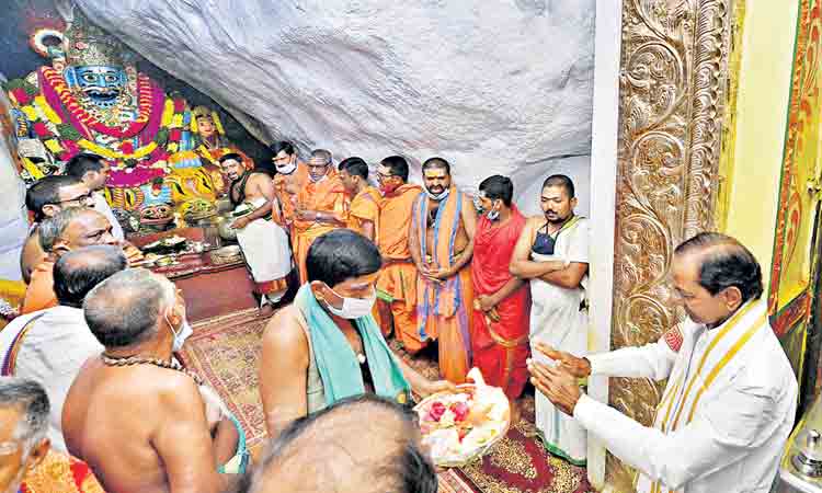 గోదావరి జలం తెచ్చి.. మల్లన్న పాదాలు కడిగి