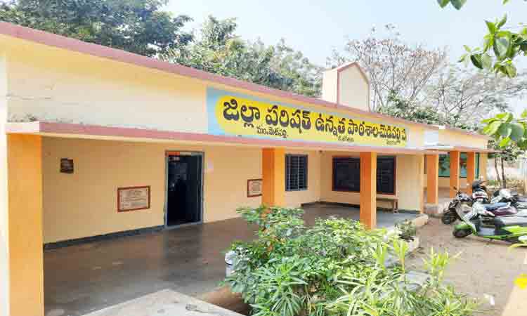 బడి బాగుకు ముందుకొచ్చిన పూర్వవిద్యార్థులు