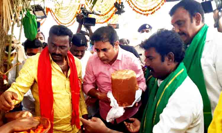 వన దేవతలకు నీరాజనం