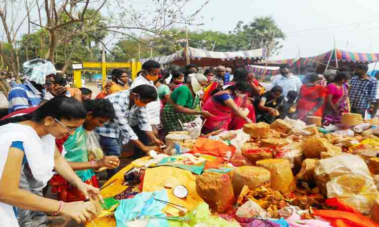 జన సంద్రమైన వనదేవతల జాతర