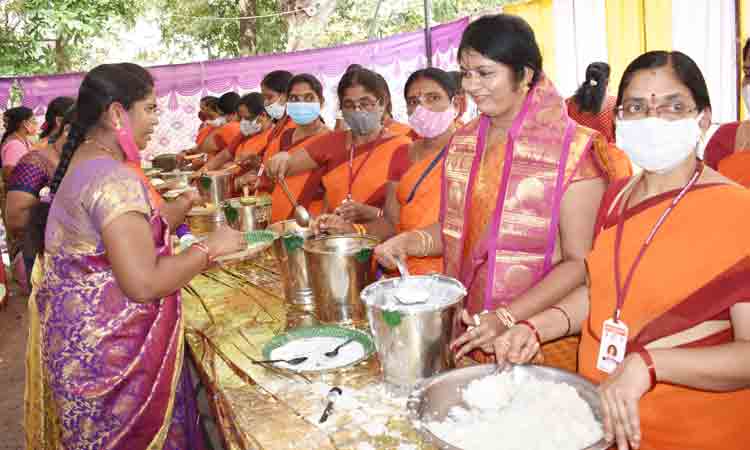 వెల్లివిరిసిన సేవాభావం