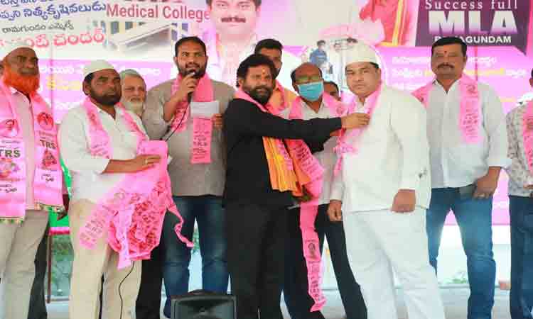 మైనార్టీల సంక్షేమానికి పెద్దపీట