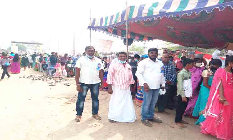 తల్లులకు భక్తుల నీరాజనం