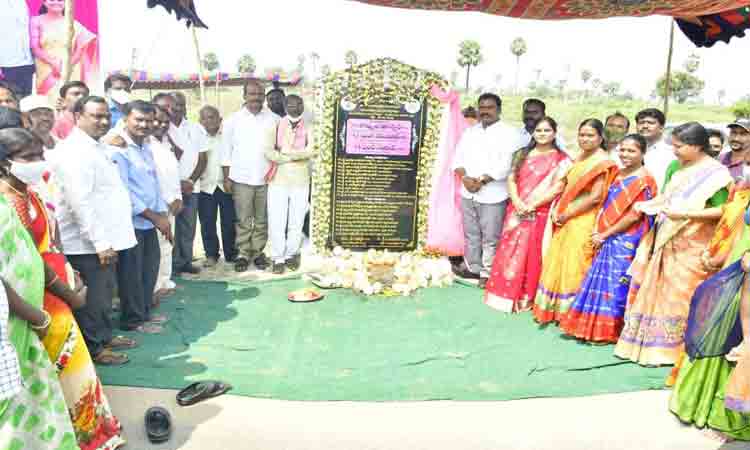 రహదారుల అభివృద్ధికి పెద్దపీట