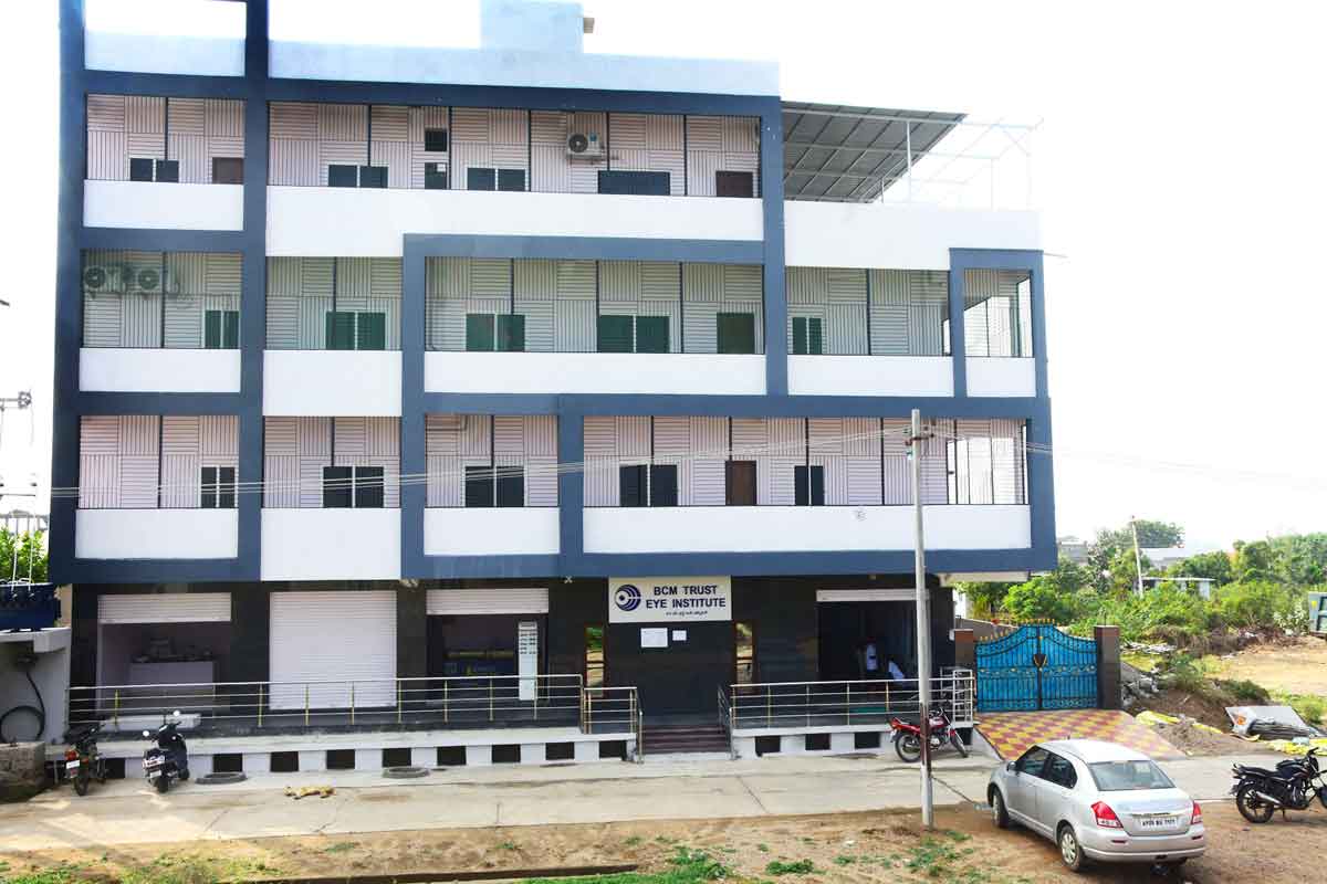 కొదురుపాకలో కార్పొరేట్‌ కంటి వైద్యం