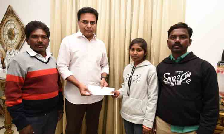 అవునూరి అఖిల‌కు మంత్రి కేటీఆర్ రూ. 5 ల‌క్ష‌ల ఆర్థిక సాయం