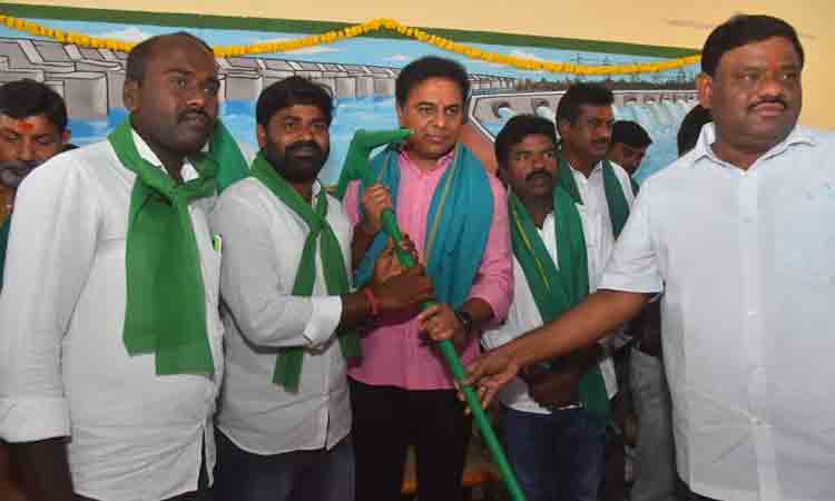 సిరిసిల్ల నీటి సంర‌క్ష‌ణ విధానాలు దేశానికే దిక్సూచి : మంత్రి కేటీఆర్