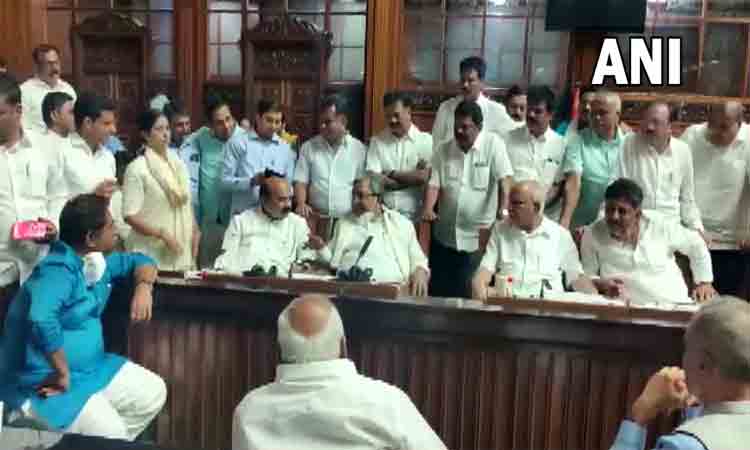 కర్ణాటక అసెంబ్లీలో రాత్రంతా కాంగ్రెస్ ఎమ్మెల్యేల నిరసన