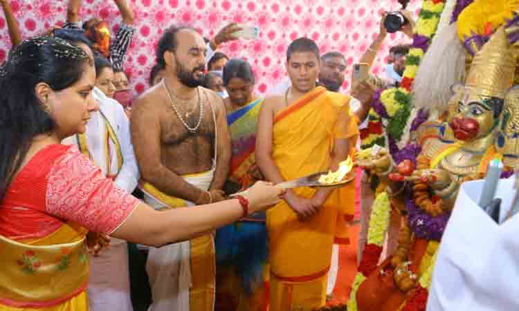 స్వ‌యంభు వెంక‌టేశ్వ‌ర‌స్వామిని ద‌ర్శించుకోవ‌డం అదృష్టంగా భావిస్తున్నా : ఎమ్మెల్సీ క‌విత‌