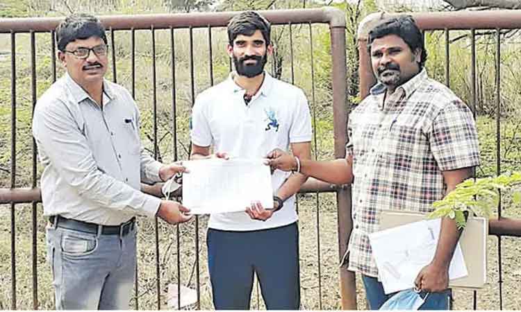 రేణిగుంటలో బ్యాడ్మింటన్‌ అకాడమీ.. కిడాంబి శ్రీకాంత్‌కు భూమి అప్పగింత