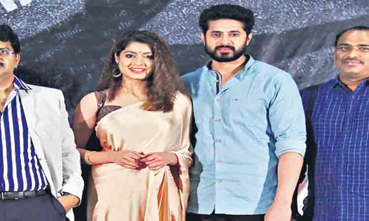 బ్లాక్‌ అండ్‌ వైట్‌ చిత్రీకరణతో..