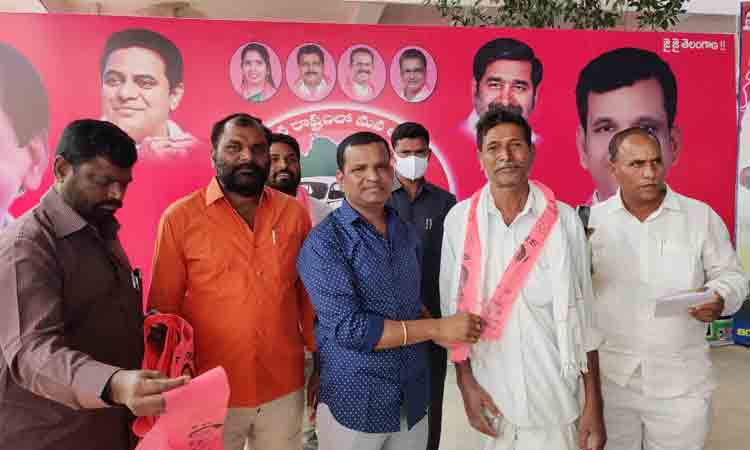 టీఆర్ఎస్ పార్టీలో చేరిన కాంగ్రెస్ నాయ‌కులు