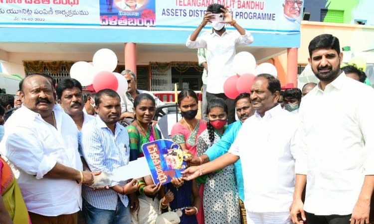 Dalit Bandhu | నిన్న కూలీలు.. నేడు వాహ‌నాల య‌జ‌మానులు