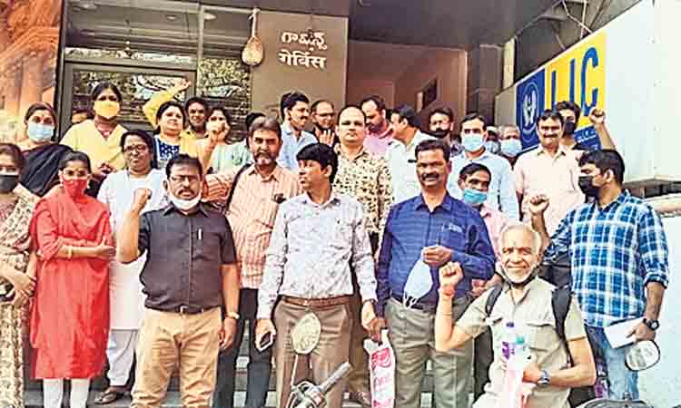 తెలివితక్కువగా ఎల్‌ఐసీ వాటాల విక్రయం