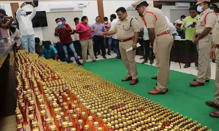 గోవా టు ఏపీ.. భారీగా తరలివస్తున్న మద్యం.. ఐదుగురు అరెస్ట్‌