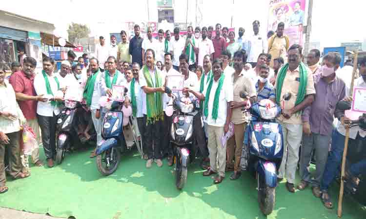 అంబరాన్నంటిన సీఎం కేసీఆర్‌ జన్మదిన వేడుకలు