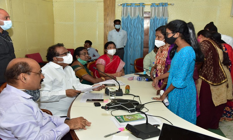 ఫిర్యాదులను వెంటనే పరిష్కరించాలి