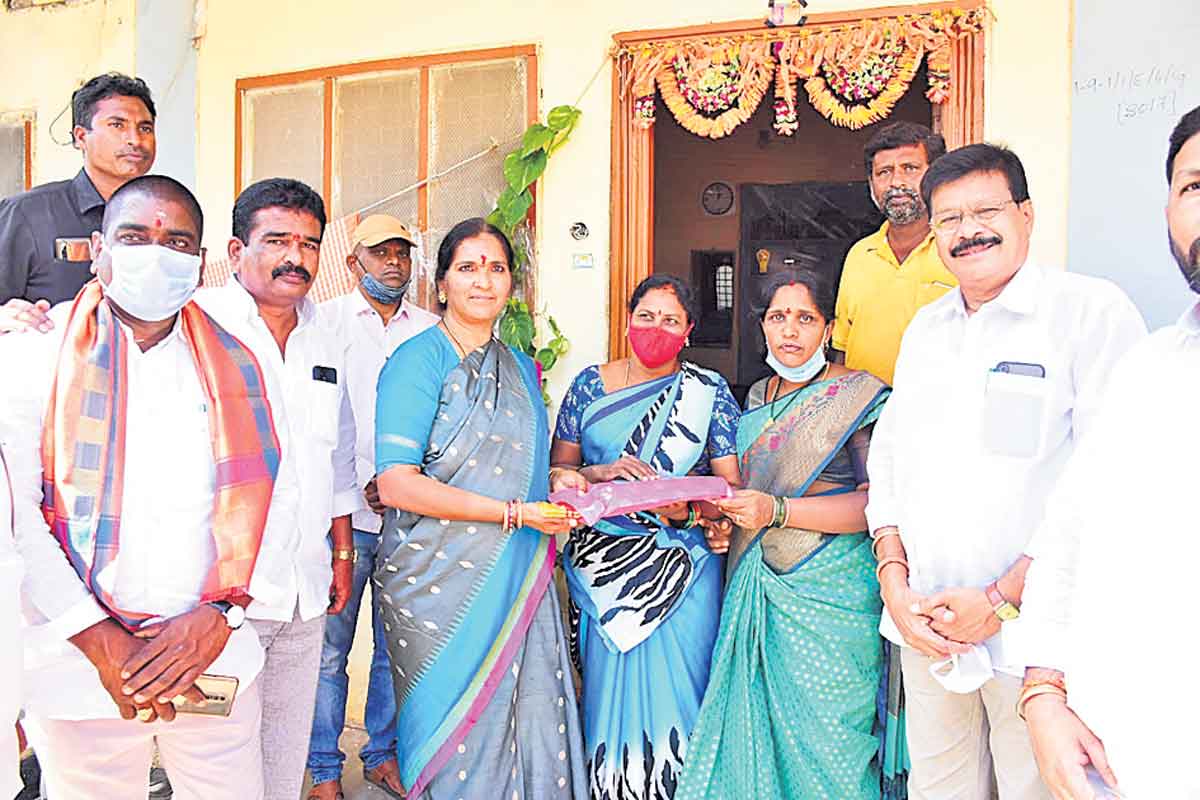 పేదల ఇంటికే పెండ్లి కానుక