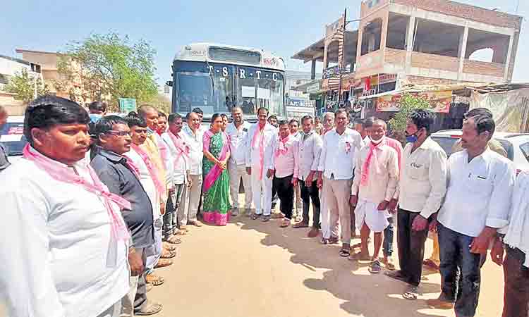 దండులా కదిలిన గులాబీ సైన్యం